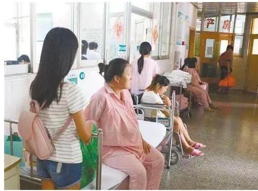 你的育儿经▲同一小区遛娃，50岁妈妈遇上50岁奶奶，“差距”一目了然