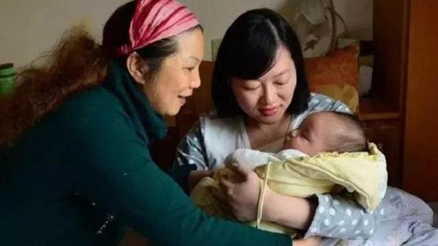 超级宝妈|宝妈坐月子谁照顾为佳，婆婆还是亲妈？老人的选择很实在