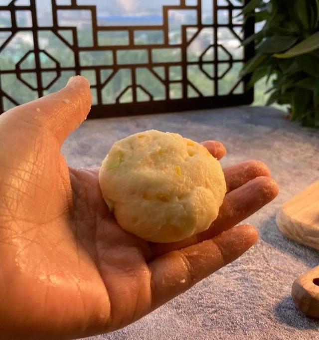 超级宝妈|这一道辅食太上头了！怎么吃都不腻！一拌一煎全家都能吃
