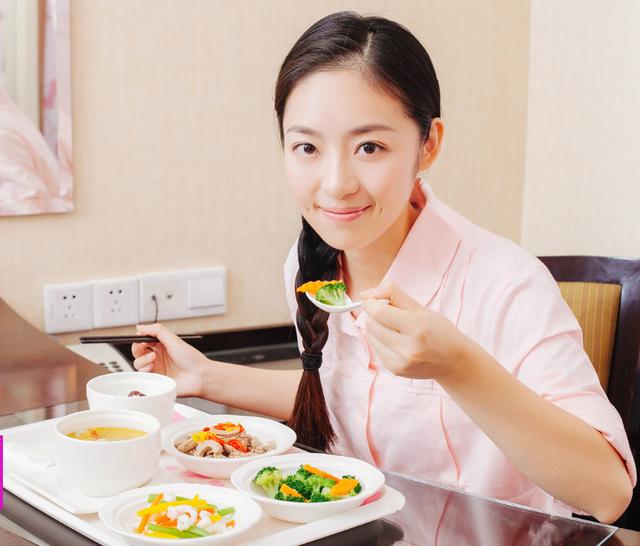 『超级宝妈』宝宝有三个表现，说明妈妈母乳质量好，娃未满这年龄别急着断奶