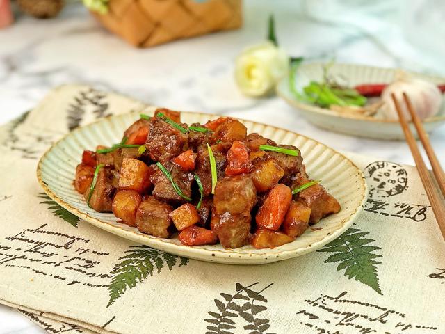 冬天多给孩子吃牛肉，虽然贵点但是营养非常高，炖一锅全家都爱吃