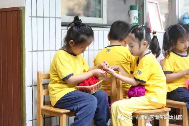 超级宝妈|谁说下雨天不能进行室外活动，这家幼儿园别出心裁做到了