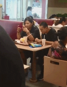 搞笑gif:姑娘的这个一字马太厉害了