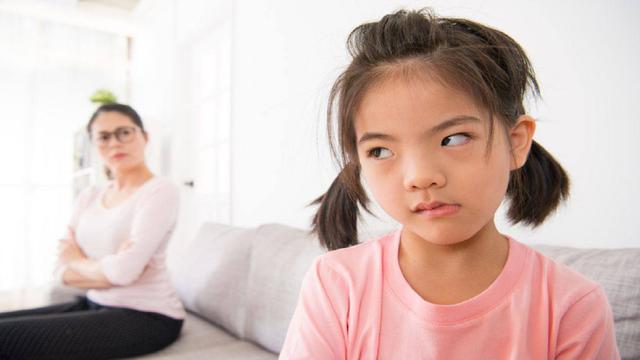 月儿弯|“成绩差,就是玩手机玩的”,中国家长常见3个歪理,让娃很无奈
