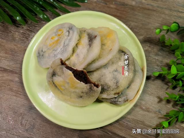 豆沙糯米饼，馅料甜而不腻，外层软糯又香脆，做法也简单