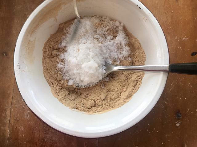 面粉入锅这样一炒，一周的早餐都有了，热水一冲，营养又暖胃