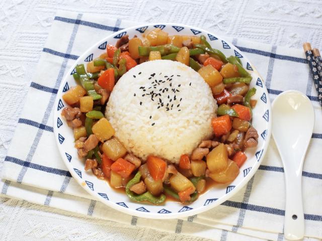 天冷米饭这样吃太香了，食材丰富，汤汁浓郁，越吃越过瘾，特解馋