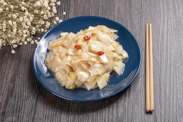 家常的醋溜白菜，牢记3个技巧，白菜酸辣开胃又脆爽，做法还简单