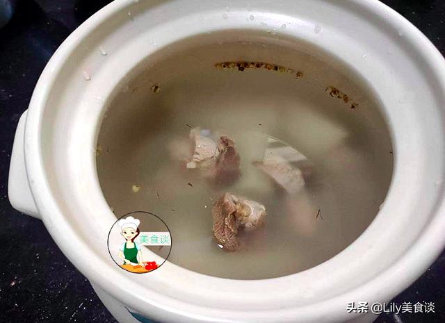 炖鱼汤时，加入一小块粉葛，原来好处这么多，冷天吃它营养不上火