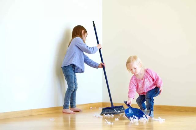 超幸福一家|孩子做家务该不该奖励零花钱？这2种情况给钱是害他