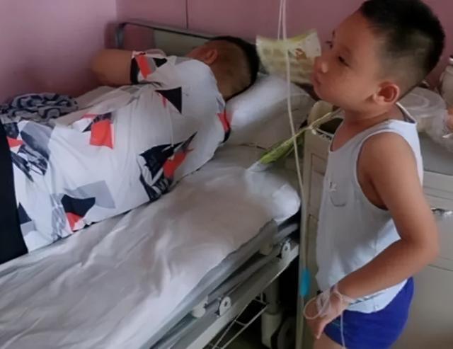 “最懒奶爸”陪娃输液，独自“霸占”病床睡觉，儿子站在一旁傻眼