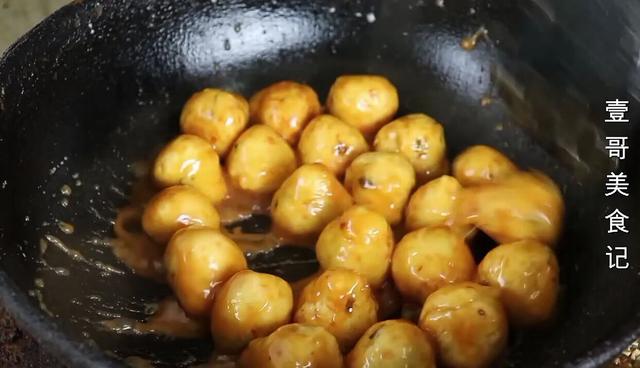 豆腐我家从不红烧，简单一压一搅，出锅太香了，上桌连汤汁都不剩