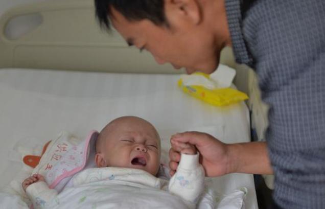 「超级宝妈」对于刚出生的婴儿，为了孩子好，这几种人先不要抱孩子