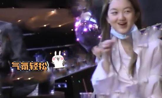 李亚鹏带女儿吃路边摊 金发李嫣举杯畅饮心情好|东北网