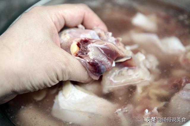 烧鸡块炖鸡汤，千万别焯水，大厨教你“2放1不放”，比饭店还香