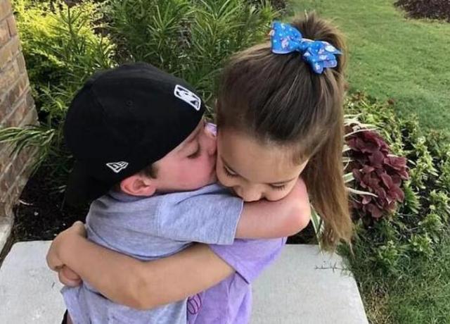 大眼睛的女孩|因为弟弟，你都受过多少委屈？看到网友的评论才知道不偏爱多重要