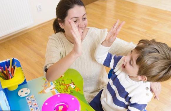 有趣生活|孩子越夸越脆弱?学真正的“赏识教育”,助娃养出成长型心理定向