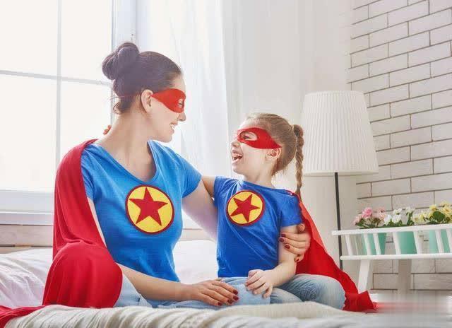 「超级宝妈」妈妈接孩子时穿着惹争议,孩子很尴尬,同学:你妈妈穿太少