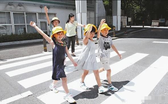 #超级宝妈#为何日本父母不接孩子放学?看到他们处理人贩子的方式:谁敢啊?