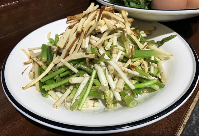 立春|晓食｜立春已至，春卷、韭菜、芹菜、萝卜，这些美味的时鲜货可以吃起来了