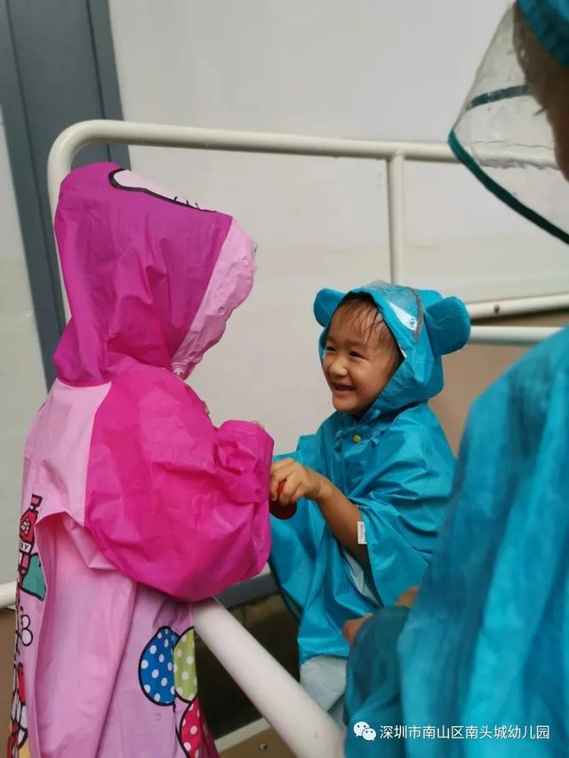 超级宝妈|谁说下雨天不能进行室外活动，这家幼儿园别出心裁做到了