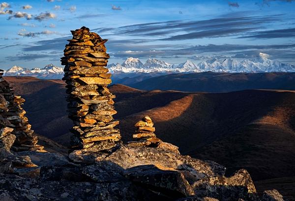#旅行百事通#夕阳映照下的贡嘎山,让人在净化之中升华灵魂