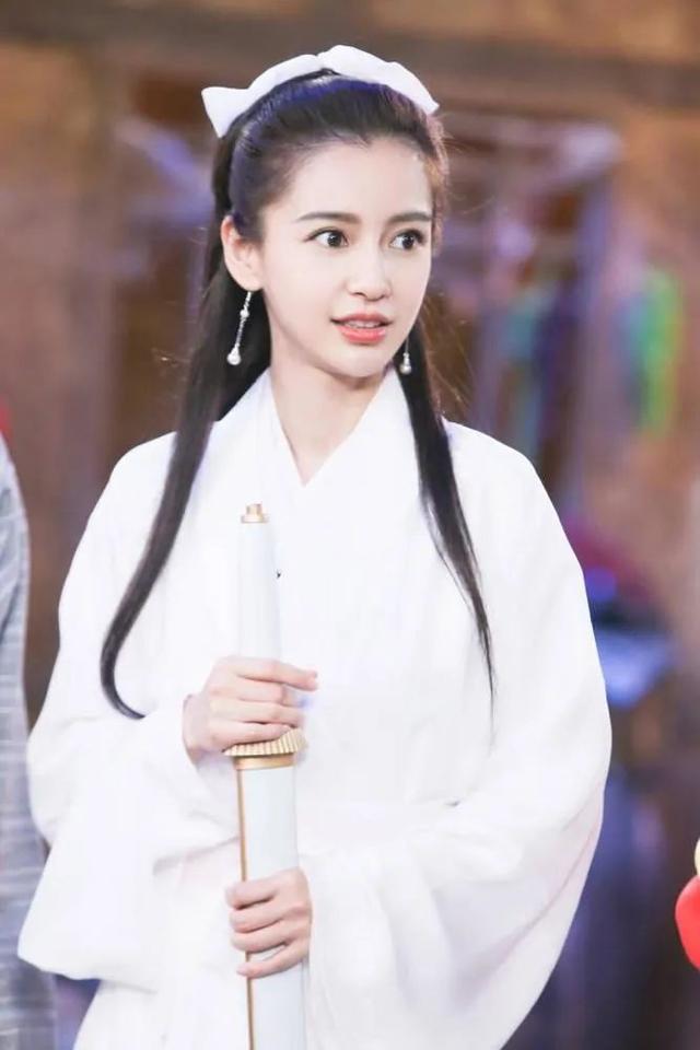 不明白小姐|baby版小龙女曝光，穿白裙竹竿身材撑不起衣服，脸僵法令纹严重