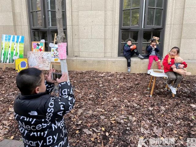 西湖区紫荆幼儿园的萌娃们集体“创业”，开了一间创意十足的照相馆