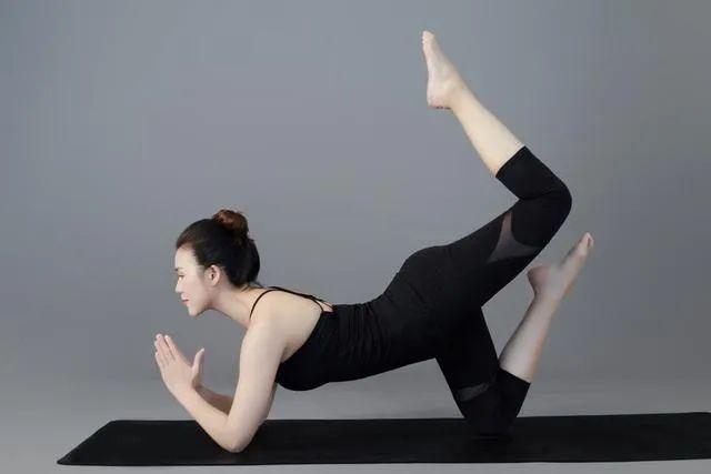 带货女王背部减肥体式交给你，练完穿上小吊带，“蝴蝶骨”清晰可见好迷人