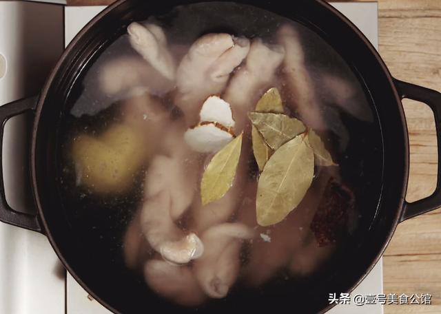 在家教你做好吃的爆炒肥肠，软嫩美味，鲜香营养，解馋的居家美食