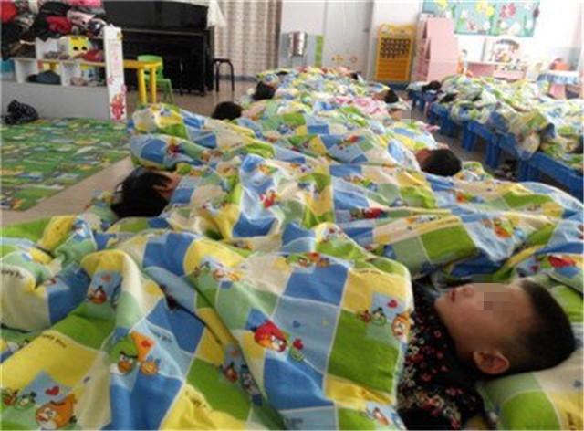 雪莲花|为什么孩子在幼儿园睡觉时，老师让他们“头脚相对”？有3点好处