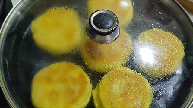 玉米面饼这样做，加多一种材料，口感丰富，吃着蓬松柔软，真香