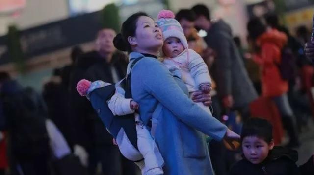 超级宝妈@出门看谁抱娃，就可以看出这个家庭的幸福指数，过来人：蛮准的