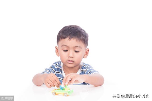「你的育儿经」小男孩拿着没付钱的棒棒糖走出购物区，妈妈知道后其做法让人称赞