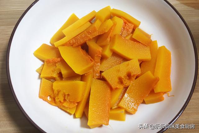 煮南瓜小米粥时，不要直接下锅煮，记住这3点，香甜浓稠出米油