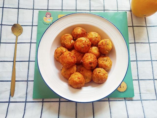 炸萝卜丸子，用淀粉还是面粉？都不对，教你1个技巧，酥脆不回软