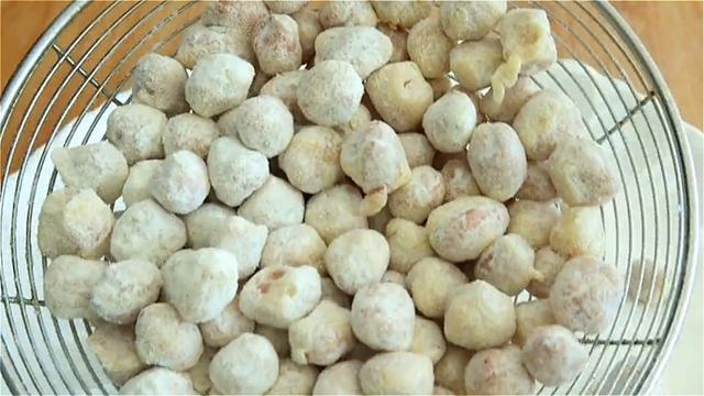 花生米加2个鸡蛋，没想到这么好吃，外酥里脆，当零食下酒都可以