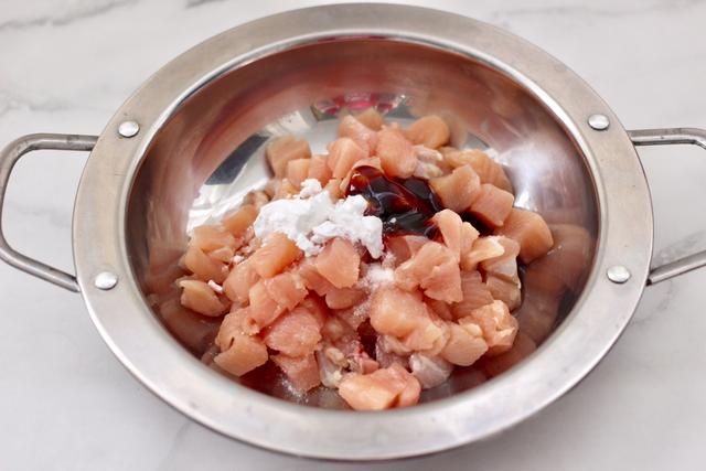 鸡胸肉只能做炸鸡排才好吃吗？教你1道双椒鸡丁，低脂营养，特香