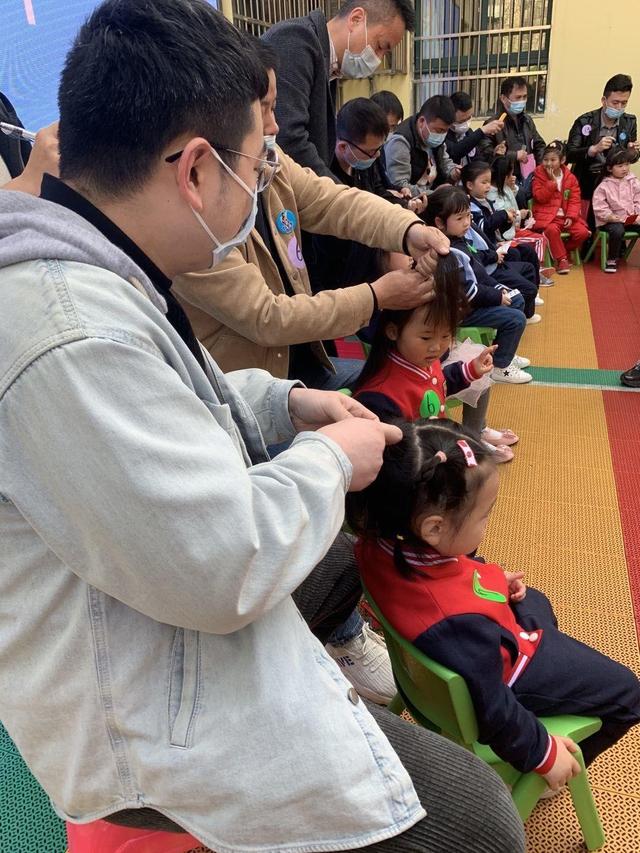 爸爸|这所幼儿园，爸爸狂练扎辫子手艺