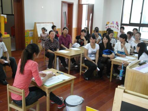 【你的育儿经】晚上9点,一名家长群里发问,1分钟后,其他家长纷纷表示:赞同