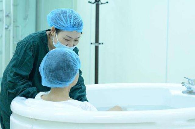 超级宝妈▲“最强悍产妇”在海中游泳生娃，这种方式很少见，网友：不敢尝试