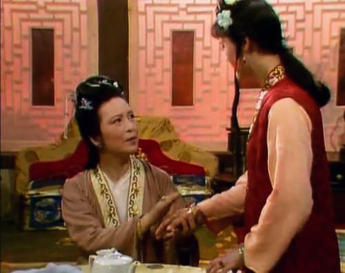 袭人为何向王夫人告密,诬赖黛玉,并提出让宝玉搬出大观园居住?