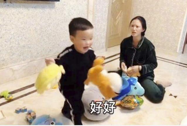『超级宝妈』为什么孩子喜欢被小姨带？相比受宠，“受虐”是孩子更期待的童年