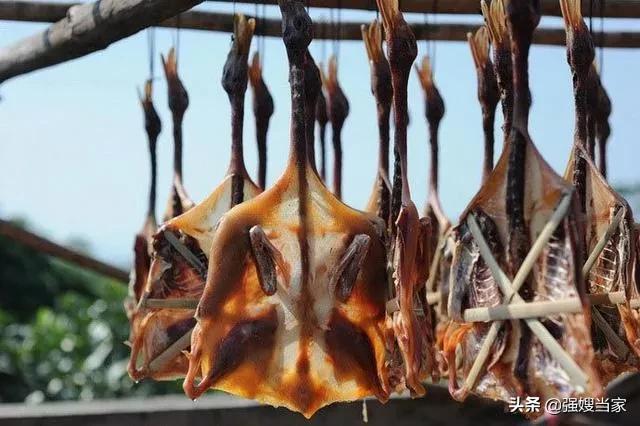 腌腊鸭时，用上“3腌1涂”的技巧，腊鸭香醇入味，耐放不易坏！