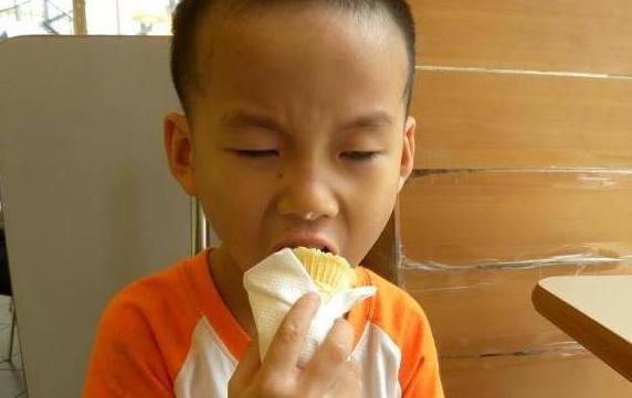 你的育儿经■吃一口等于吃5个垃圾袋，3种零食不要碰，孩子常吃上火还不发育