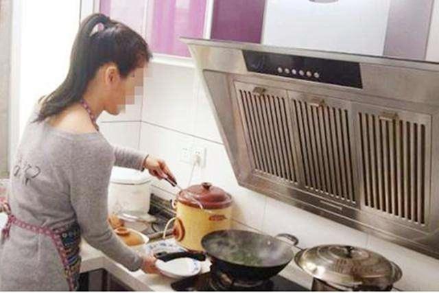#超级宝妈#喂完孩子，全家人吃饱喝足剩一桌空盘子，宝妈忍无可忍掀桌被掌掴