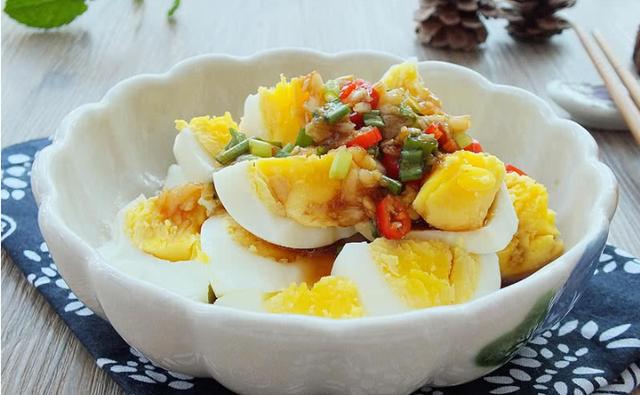 来到东北才知道，大蒜还有这吃法，跟鸡蛋一起吃，给红烧肉也不换