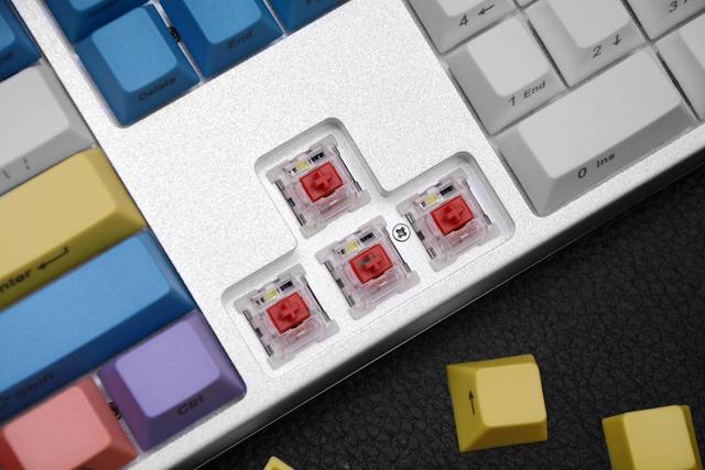 这把键盘让人想起曾经的校园时光，以及老师那精准的“小李飞刀”