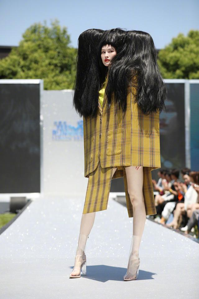 冷无情|真只有何穗能抗住，纸板格纹西装配“瀑布双马尾”，观众都看笑了