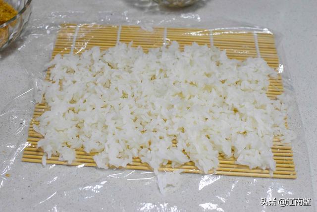 早餐主食别老是包子馒头，卷个饭团当早餐，孩子吃得可香了